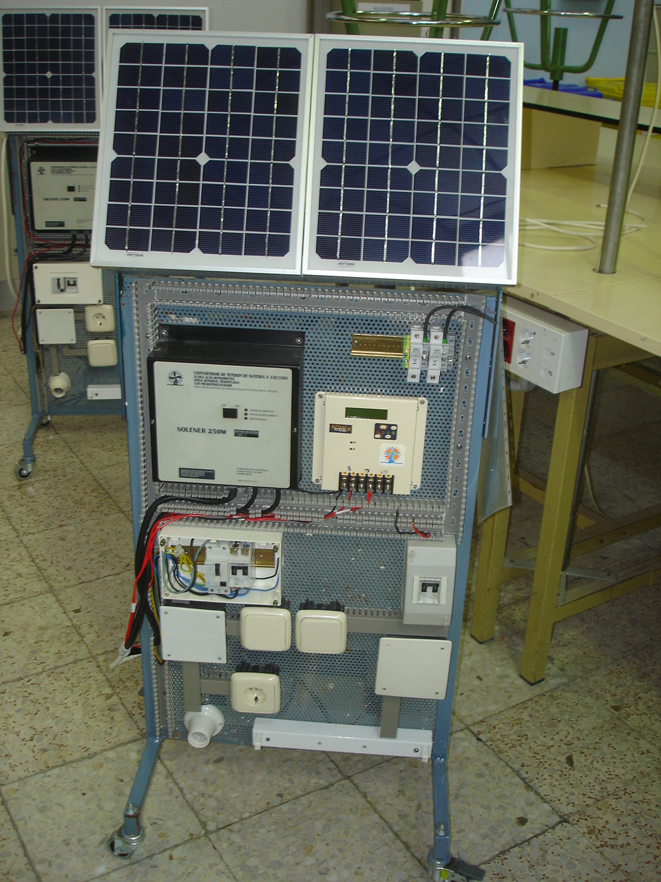 Figura 38. Banco didáctico fotovoltaico aportado: módulos medida y elementos de maniobra visibles; las funciones concretas se identifican con su documentación.