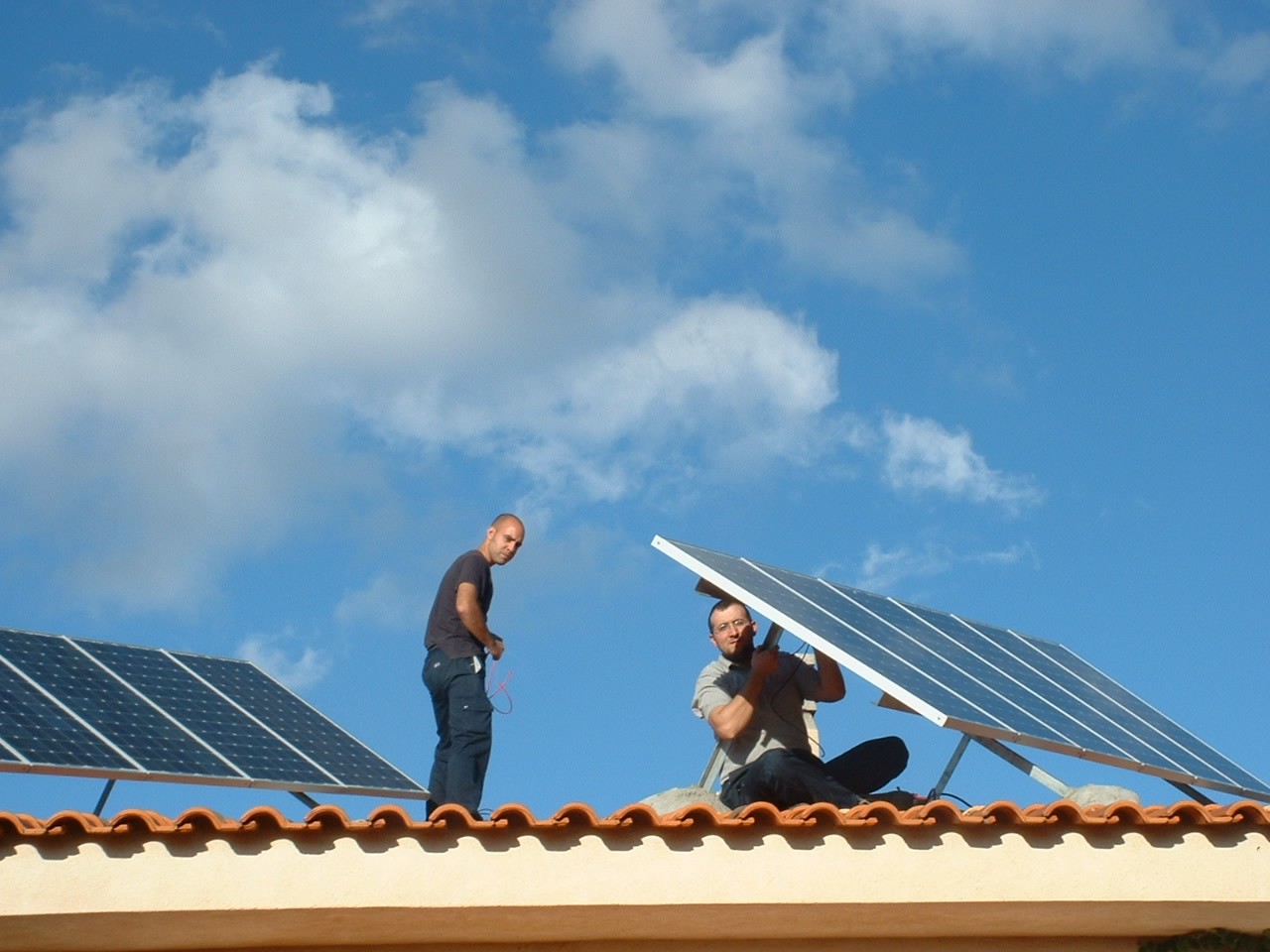 Montaje fotovoltaico sobre tejas