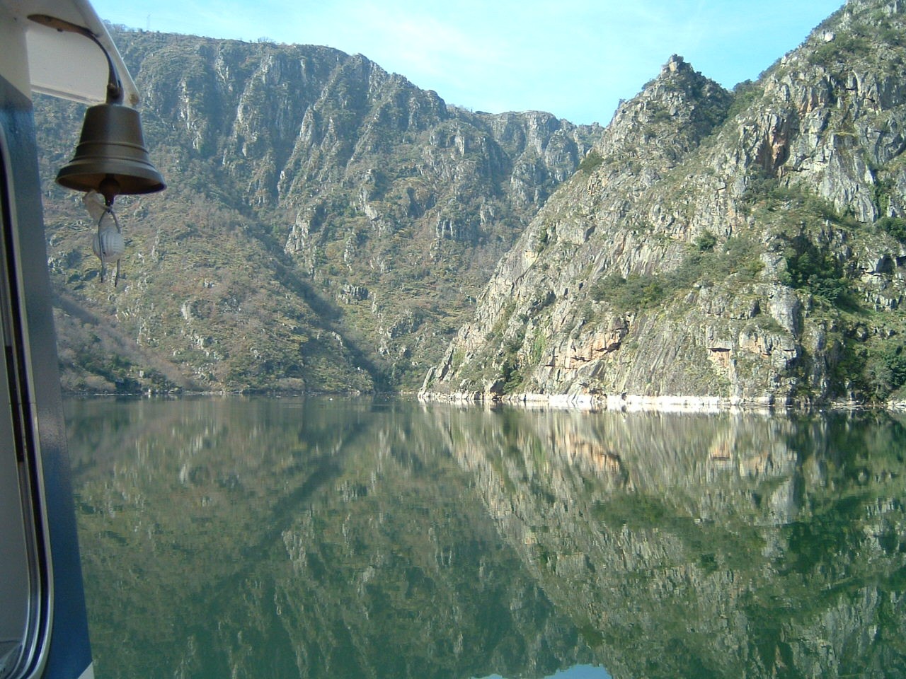 Embalse y entorno de un aprovechamiento hidráulico